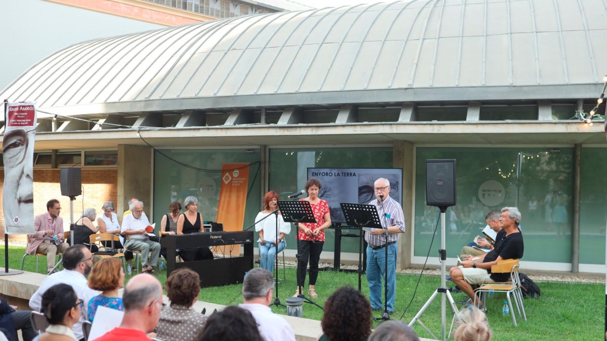 Un instante del acto, que adoptó el título de la obra ‘Enyoro la terra’, durante la intervención de Lluís Miquel Pérez.