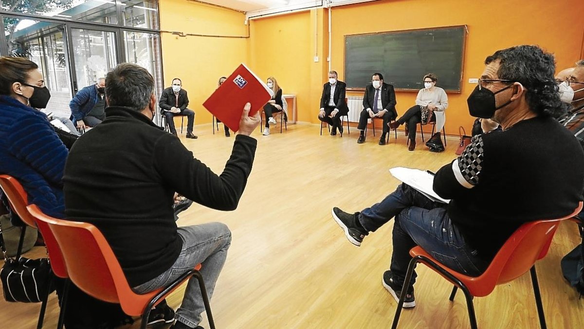 El Centre Cívic de Torreforta acogió ayer la reunión entre el conseller, el alcalde y los vecinos.