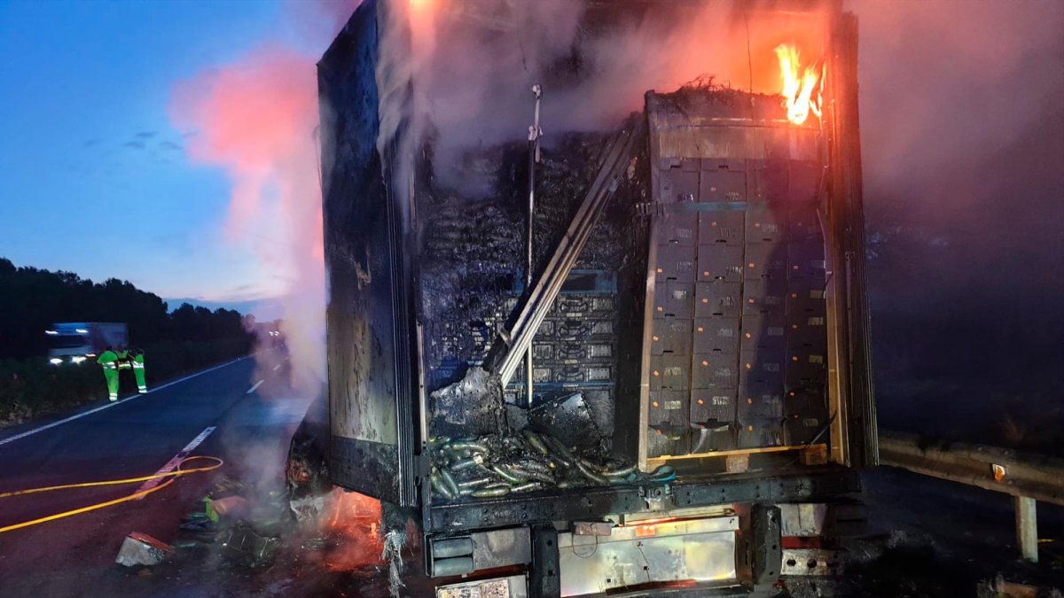 Imagen de archivo del incendio de un vehículo en la AP-7 a la altura de Mont-roig de Camp