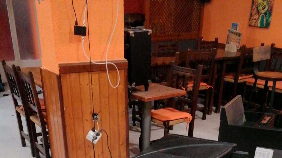 La máquina tragaperras destrozada del bar torrense.