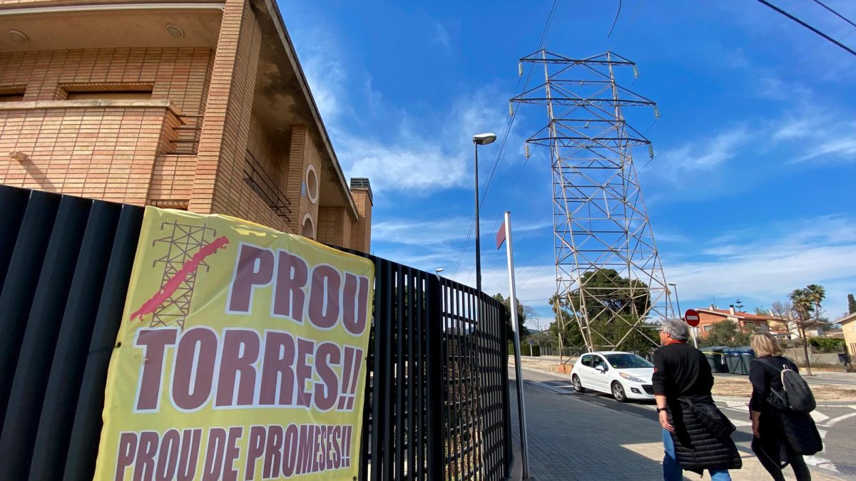 En algunas viviendas de la urbanización El Pinar pueden verse pancartas de rechazo a las torres eléctricas que atraviesan la zona.