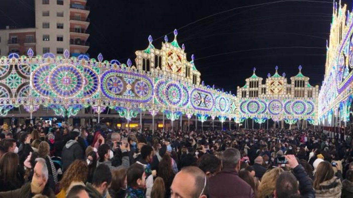 Valls brilla més que mai amb una encesa de lluminàries màgica