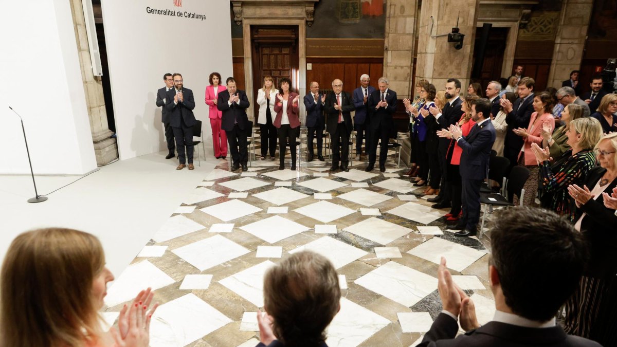 El presidente catalán, Pere Aragonès, junto a los miembros de su gobierno, durante el acto de toma de posesión de los nuevos consellers que se ha celebrado este martes en el Palau de la Generalitat, antes de celebrar la primera reunión del nuevo Govern.