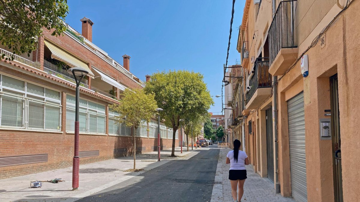 Aspecto actual de la calle de Santa Helena, con asfalto y de plataforma única.