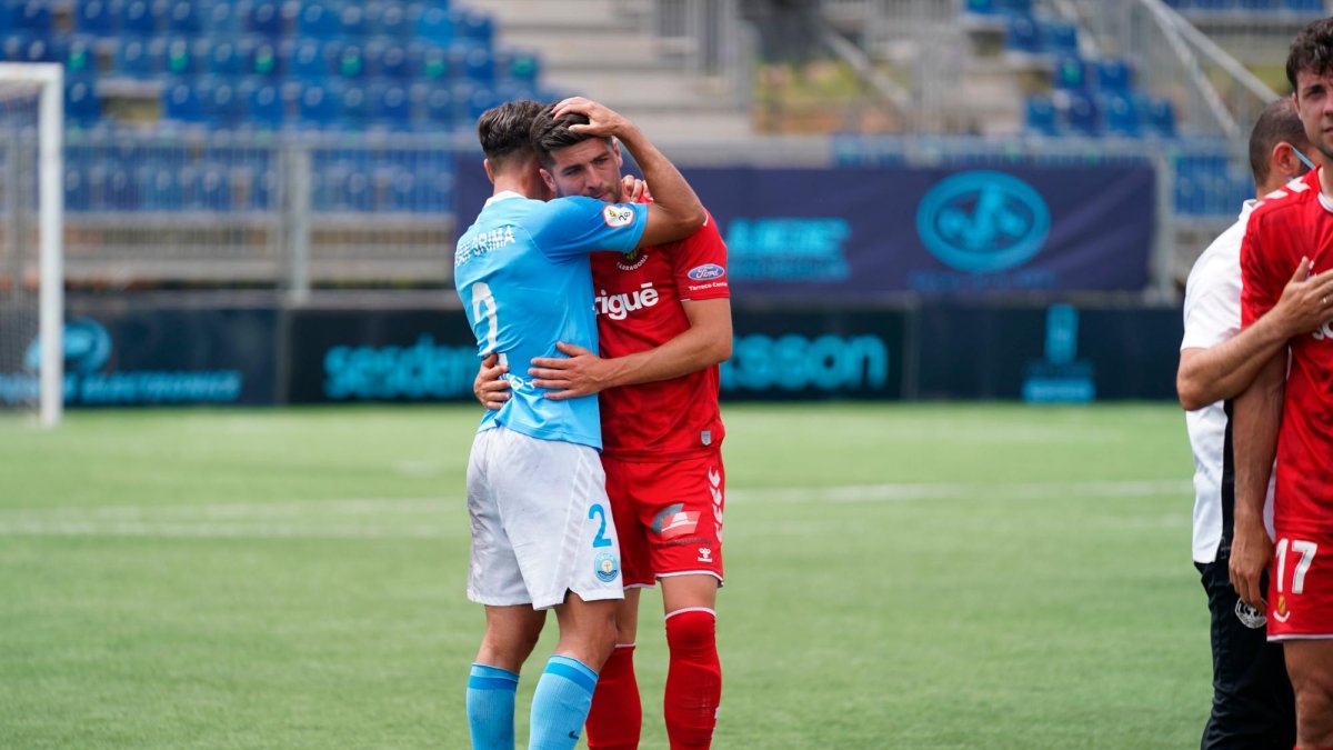 Javi Bonilla es consolado por Fran Grima tras el final del partido.