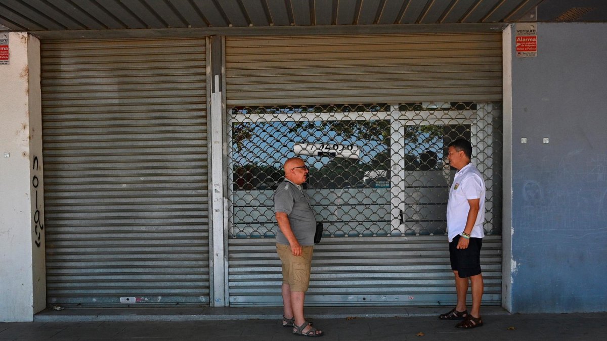 Dos vecinos de la Associació de Veïns del Roserar de Mas Iglesias, delante de su futuro local vecinal.