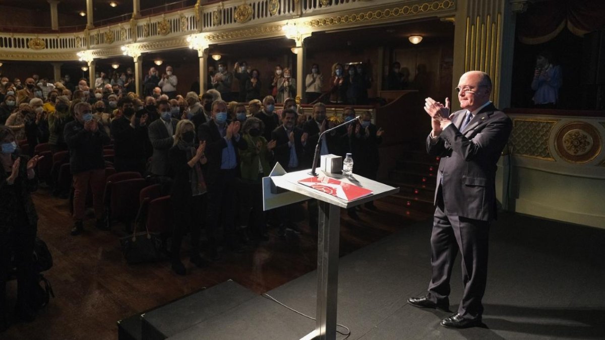 El desenlace de la ponencia del alcalde, Carles Pellicer, ovacionado por los más de 300 asistentes.