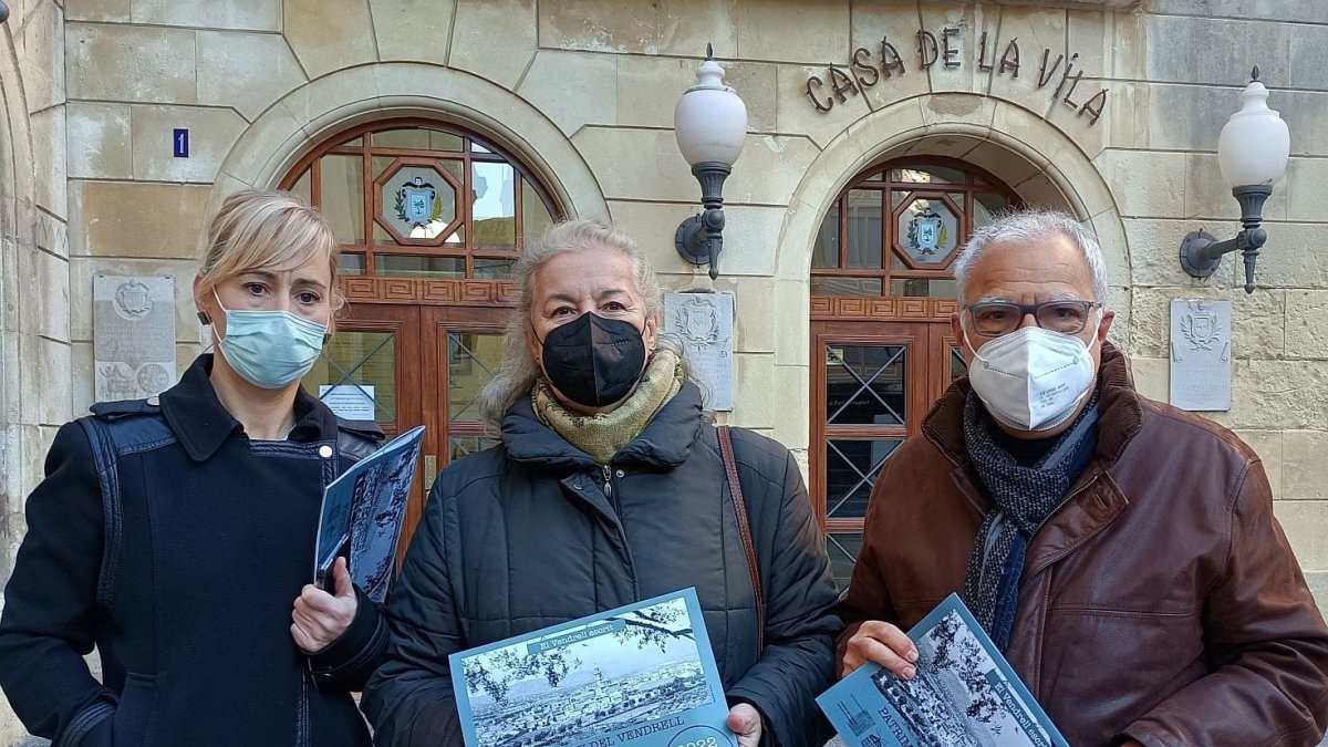 La concejal de Cultura con miembros del IEP.