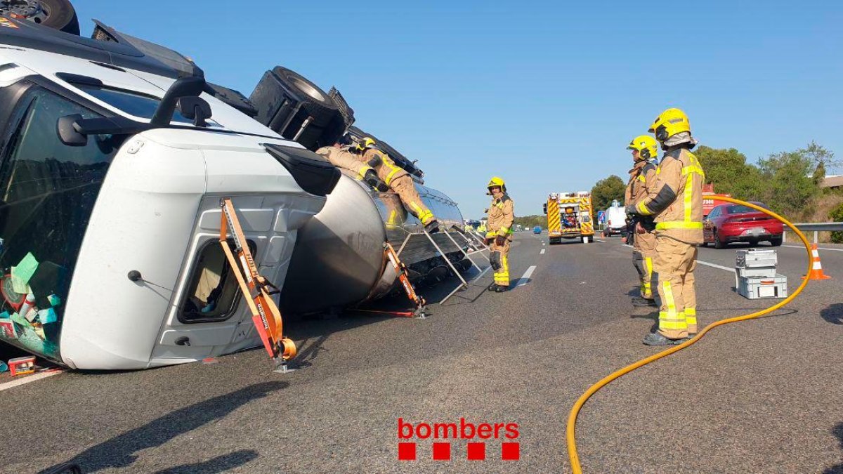 Bombers de la Generalitat han contenido la pérdida de gasóleo del depósito. La carga de la cisterna no se ha vertido. Era aceite vegetal.
