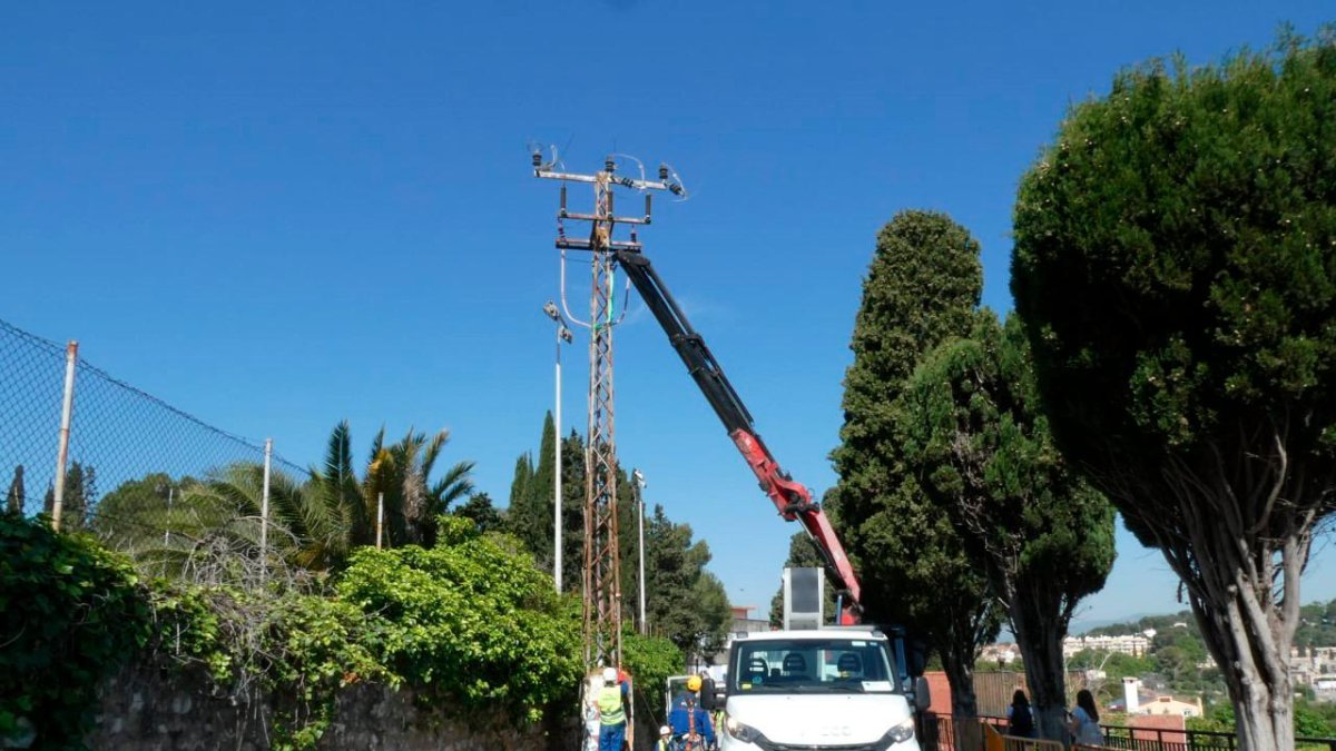 Operarios de Endesa retiran la torre eléctrica del paseo de Torroja de Tarragona.