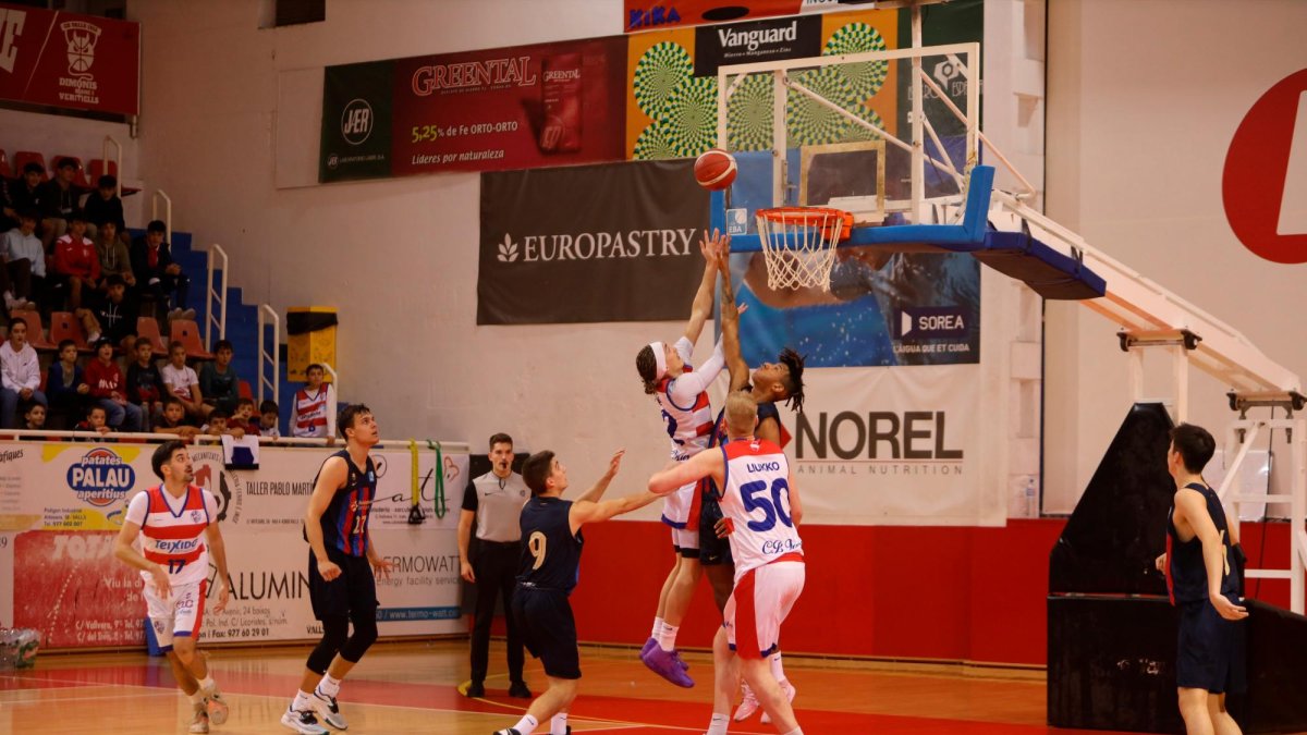 Valls y Barça disputan una pelota dividida en el choque que les ha enfrentado esta temporada