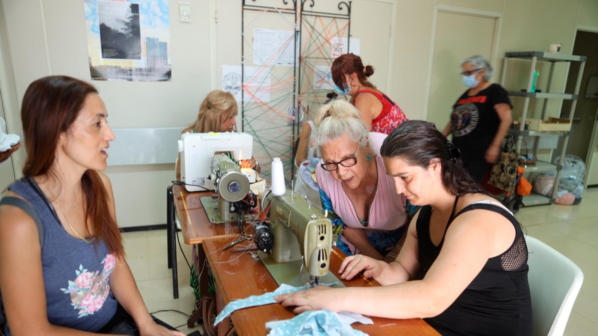 Las mujeres de DonArsu Tot, ayer en el local social haciendo labores.