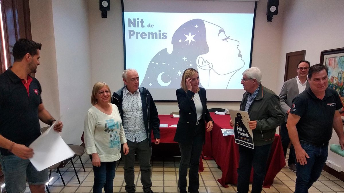 Membres d’entitats que lliuren premis, ahir amb l’alcaldessa durant la presentació de la nit.
