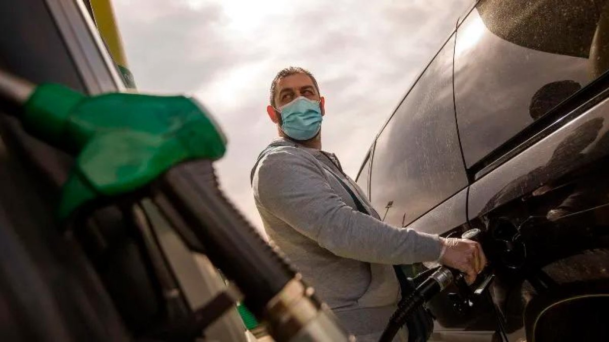 La OCU ve insuficiente bajar 20 céntimos los carburantes.