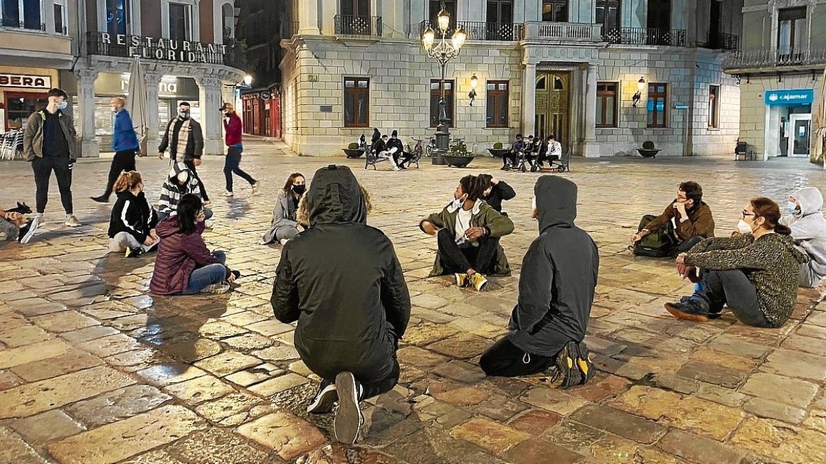 La protesta del pasado viernes reunió una veintena de personas en la Mercadal.