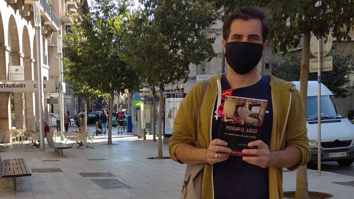 Víctor Navarro, con 'Pensar el juego', el libro académico que ha coordinado.