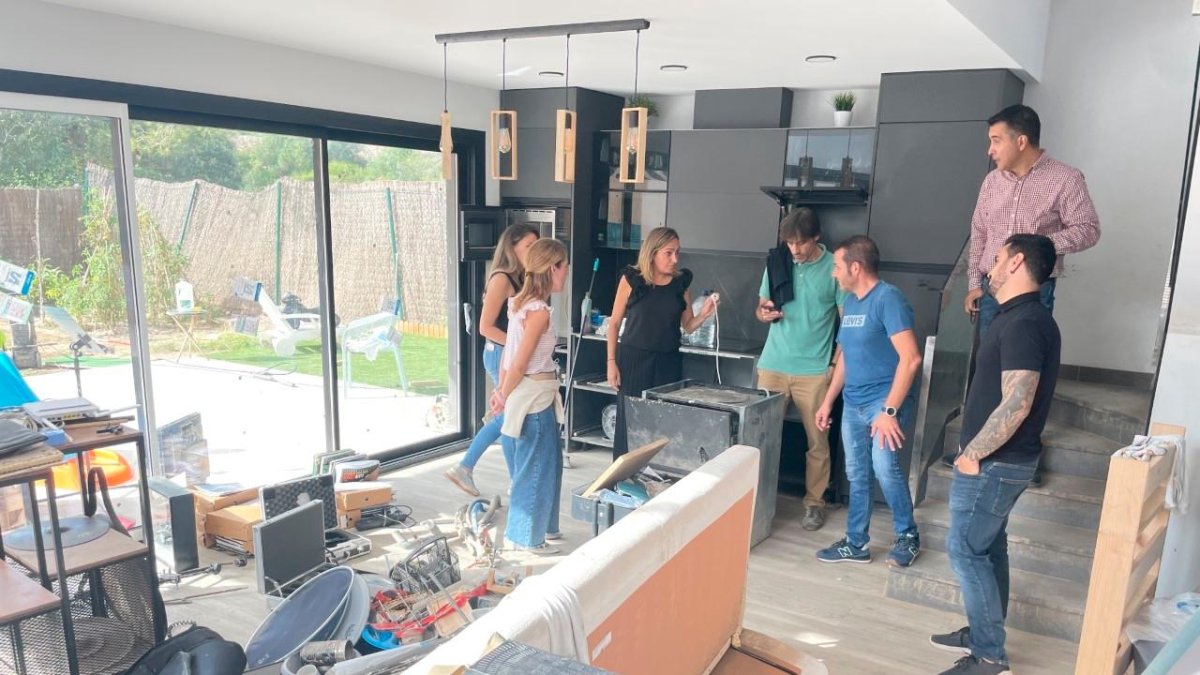 Las cuatro familias en una de las viviendas del Catllar inundadas.
