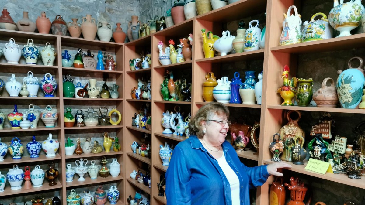 Rosa Iglesias al costat d’uns càntirs de Cuenca.