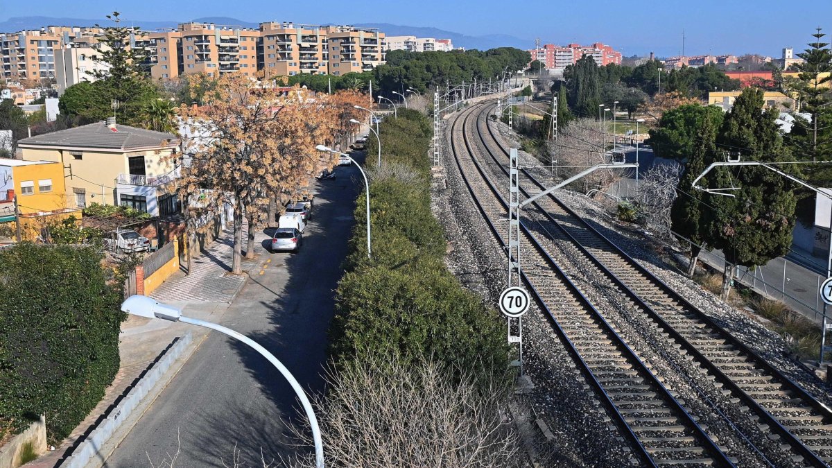 Los trenes pasan a muy poca distancia de las casas de la calle Lleó XIII y del pasaje de la Mare de Déu dels Desamparats.