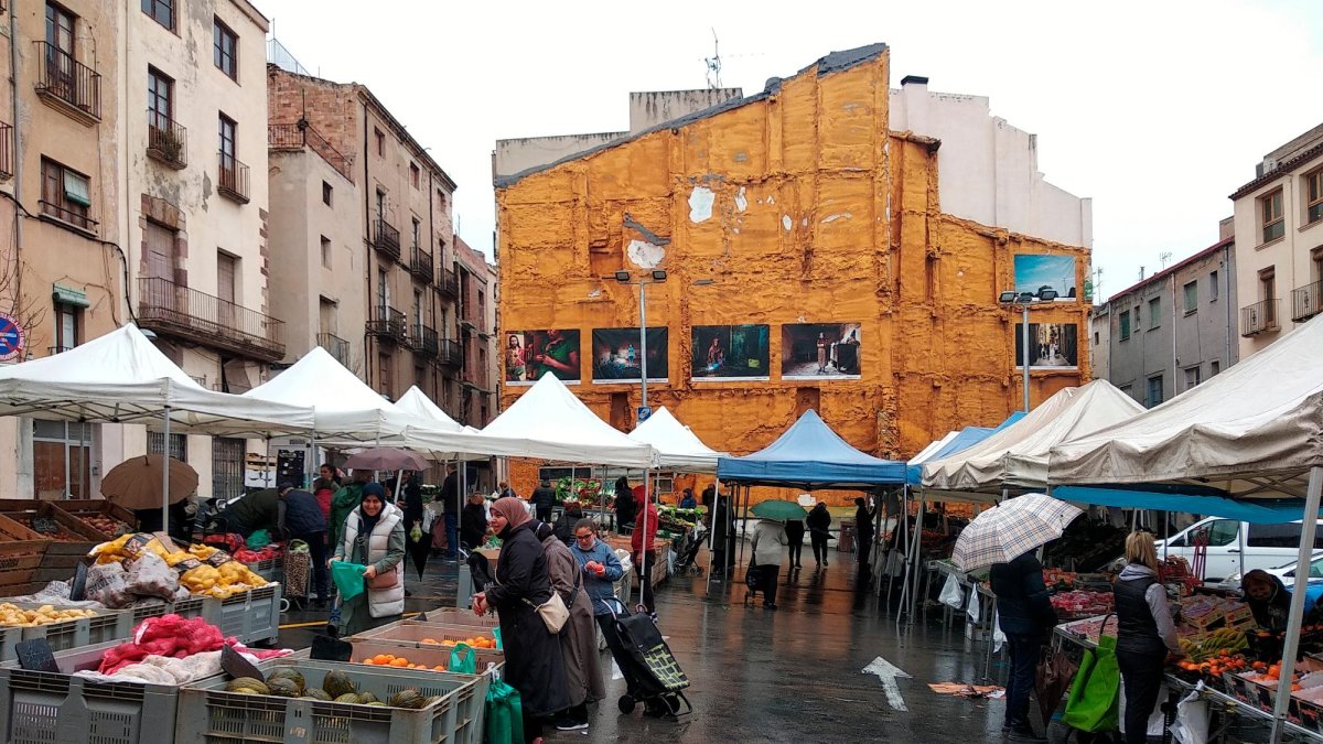 Mercat de la fruita i la verdura de l’aparcament del carrer Sant Antoni.
