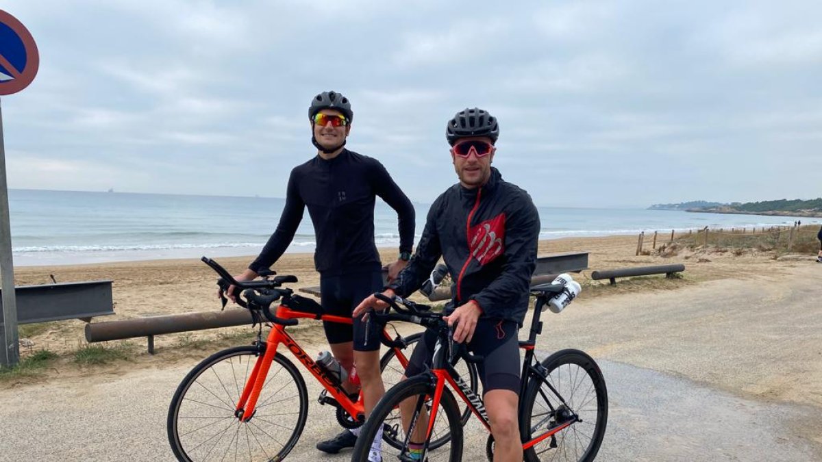 Rubén Vázquez y Joan Ceperuelo, durante el Ironman.