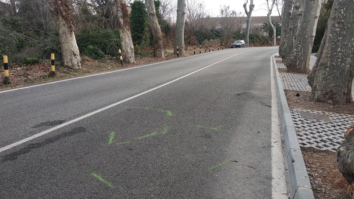Les marques en verd pintades per la Policia Local indiquen el lloc de l'accident.