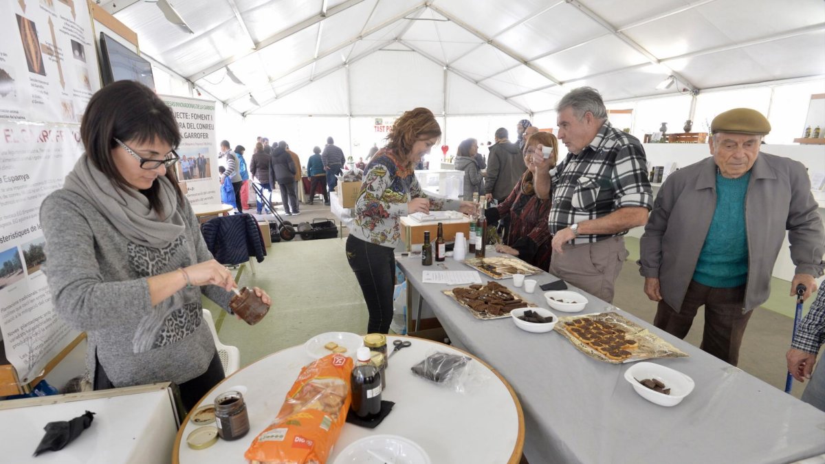 Una edició anterior de la Fira, amb productes elaborats amb garrofa.