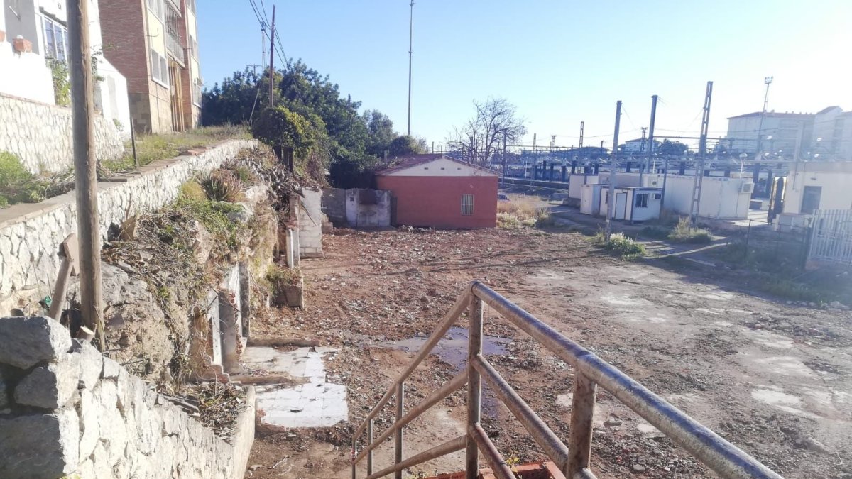 Adif y Renfe tienen proyectos para el solar junto a la estación de Sant Vicenç de Calders.