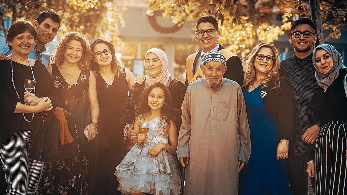 Marouane (en el centro) con su familia el día de su graduación en el Campus Catalunya de la URV.