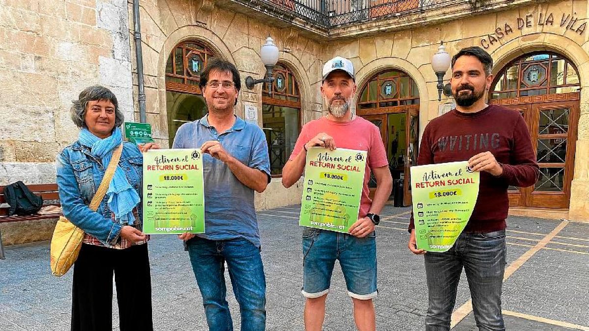 Miembros de Som Poble El Vendrell que recuperan la iniciativa de Diners al carrer.