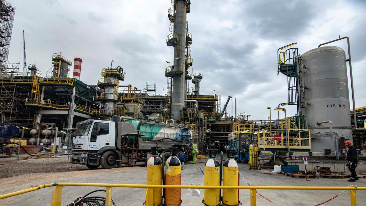 Imagen, de ayer por la mañana, de los trabajos que se están llevando a cabo en la parada de la refinería de Repsol.
