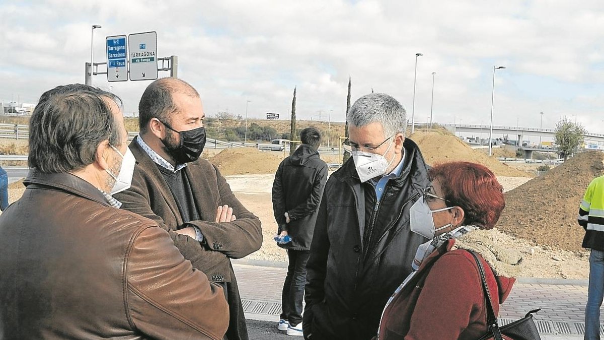 Pau Ricomà, Xavier Puig i Pau Pérez hablan con una vecina.