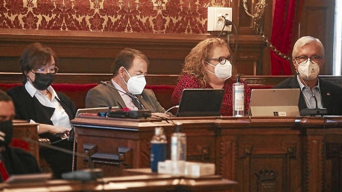 Begoña Floria, a la izquierda, y Josep Fèlix Ballesteros, a la derecha, en el pleno de ayer.
