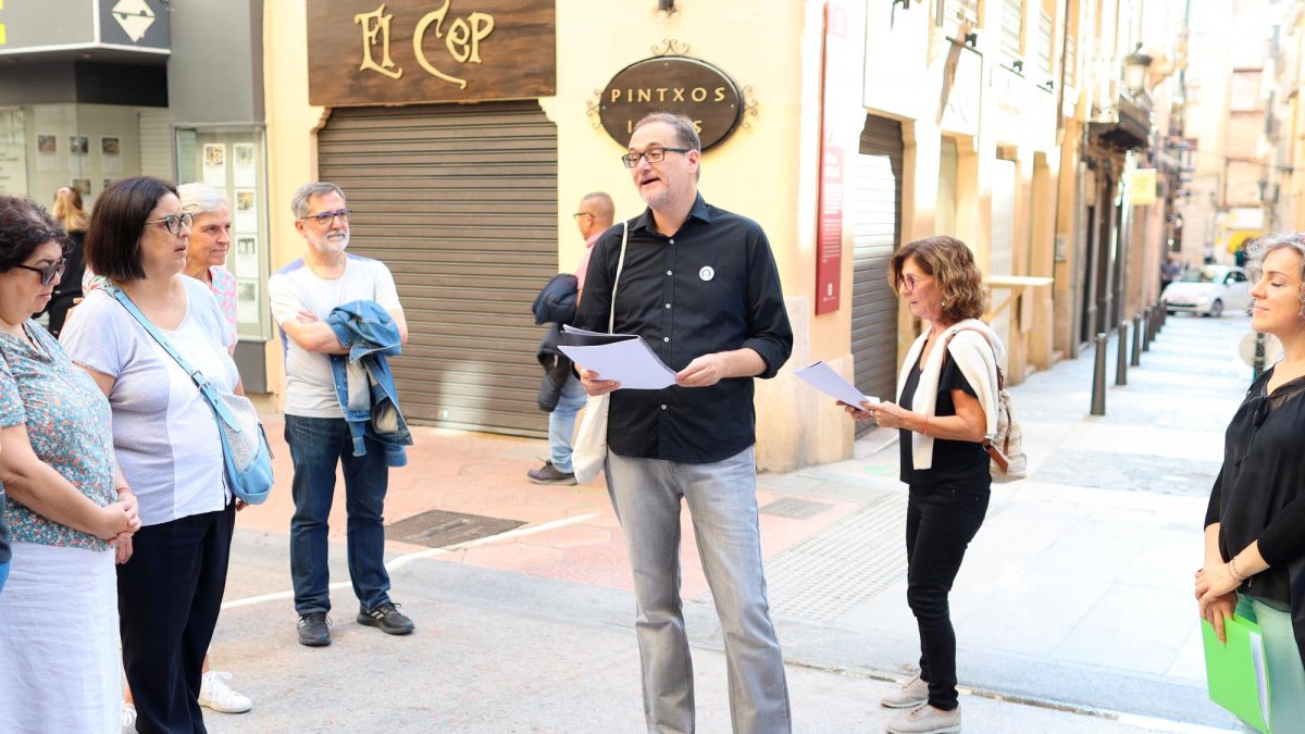 David Figueres, en un momento de la ruta. Detrás, Fina Masdéu.