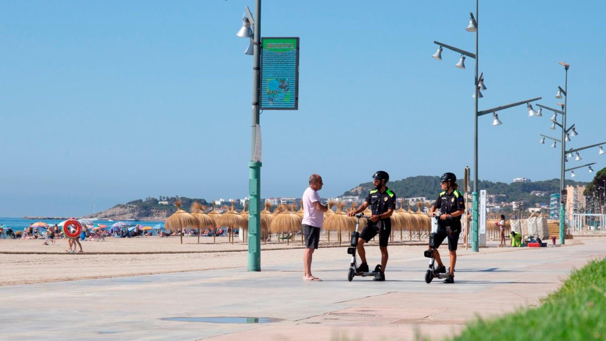 Agentes de la Policia Local de Vila-seca patrullando en la playa.