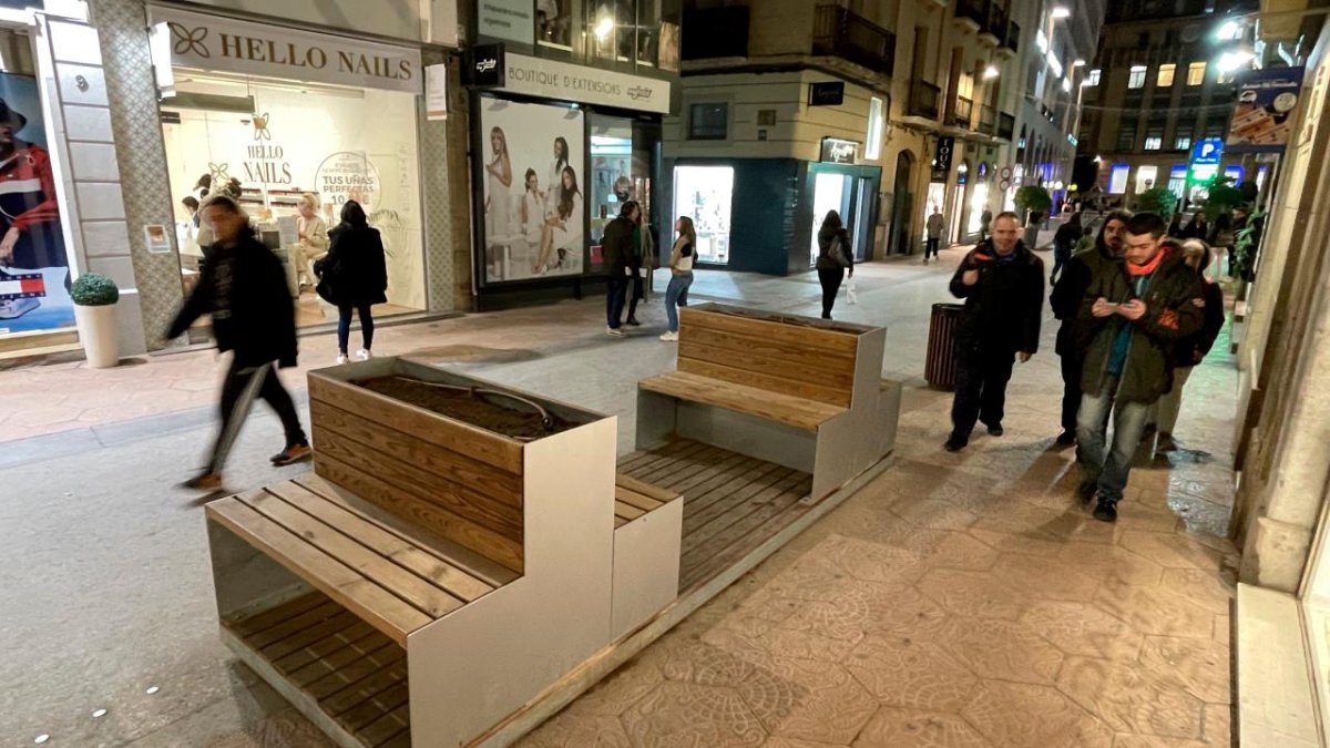 El Ayuntamiento modificará el drenaje de las jardineras de los ‘parklets’.