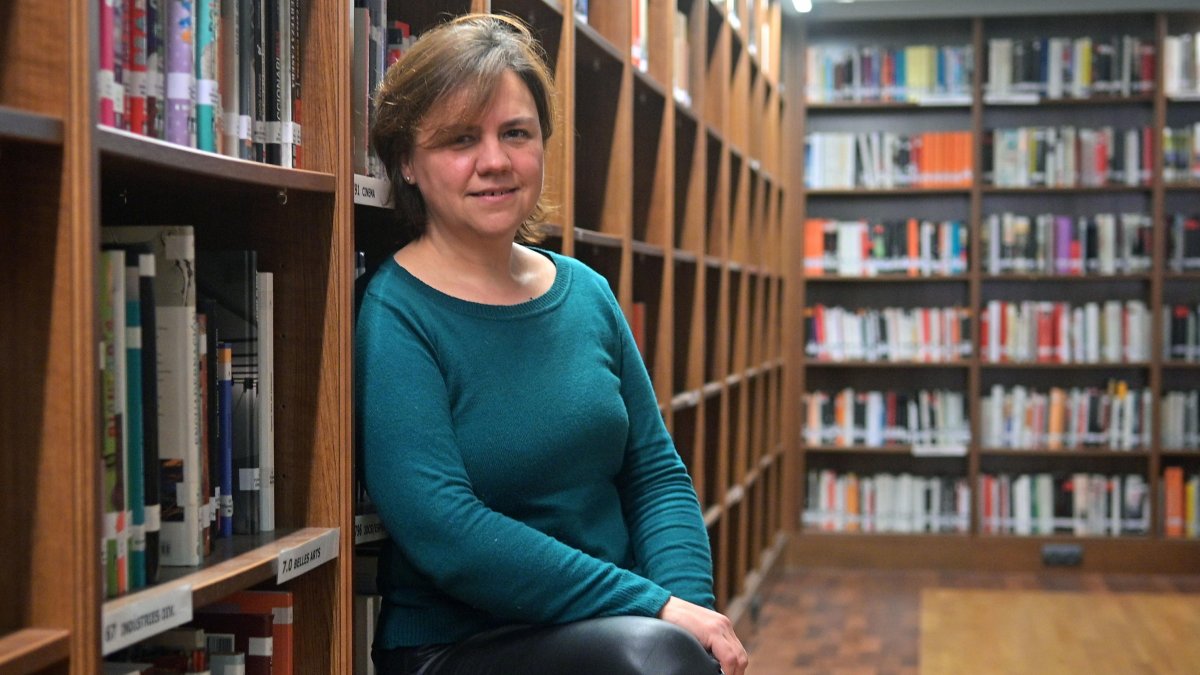 Montserrat de Anciola és la responsable de la Biblioteca del Centre de Lectura.