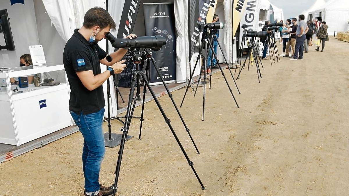 Primers visitants ahir a la tarda provant telescopis i prismàtics.