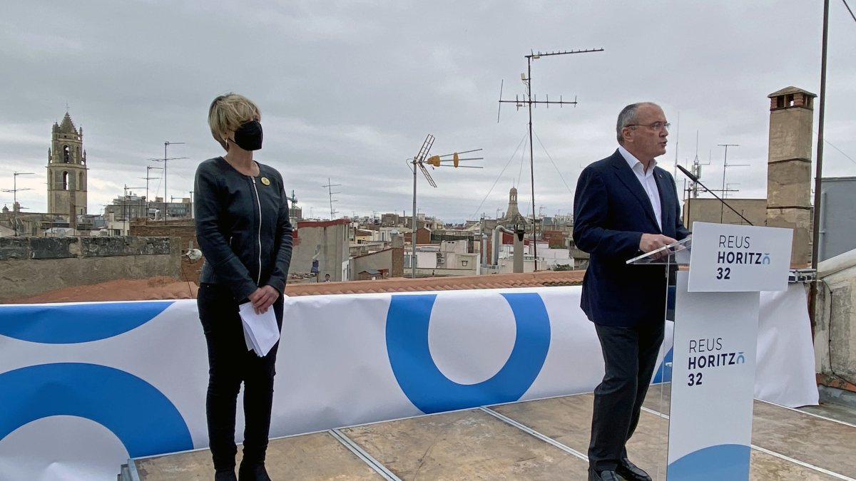 La vicealcaldesa Noemí Llauradó y el alcalde Carles Pellicer han presentado el plan estratégico en la azotea del Museu Salvador Vilaseca de Reus.