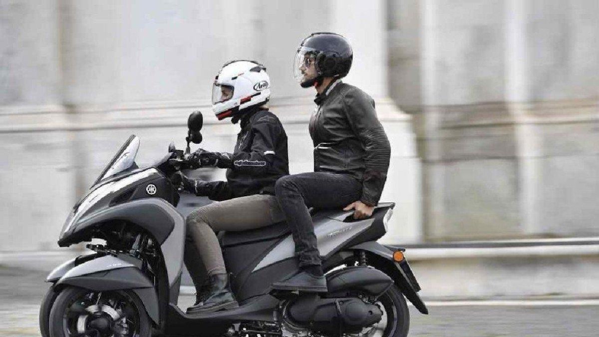 Desde este lunes podrán ir dos personas en una moto.