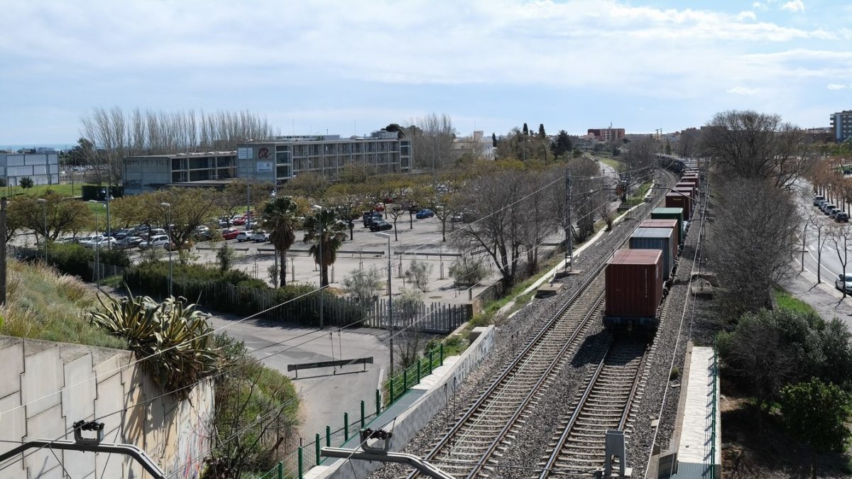 Un tren de mercancías circula por la vía férrea junto al Campus Bellissens de la Universitat Rovira i Virgili.
