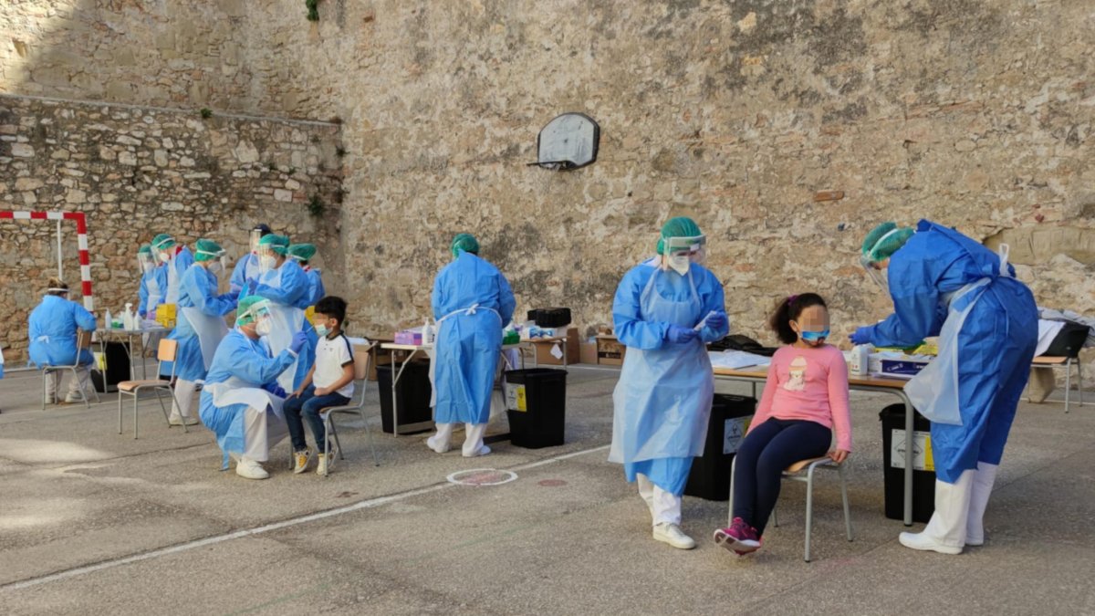 Imatge del pati de l'escola Remolins de Tortosa durant proves PCR a alumnes. ACN