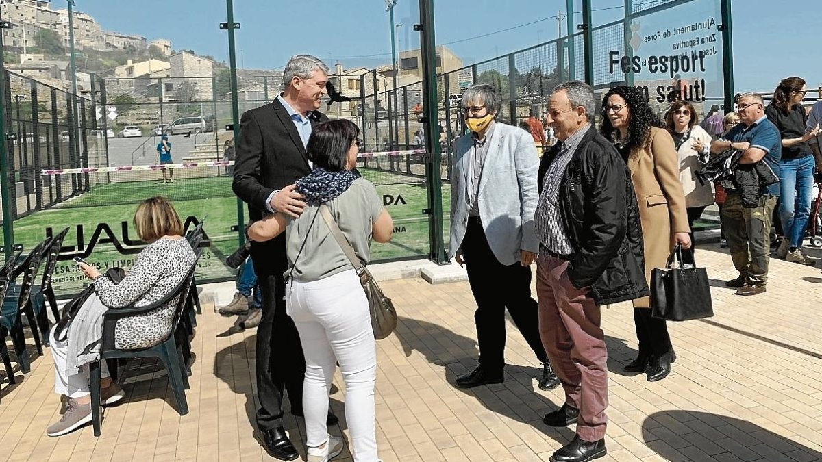 Forès estrena una zona poliesportiva