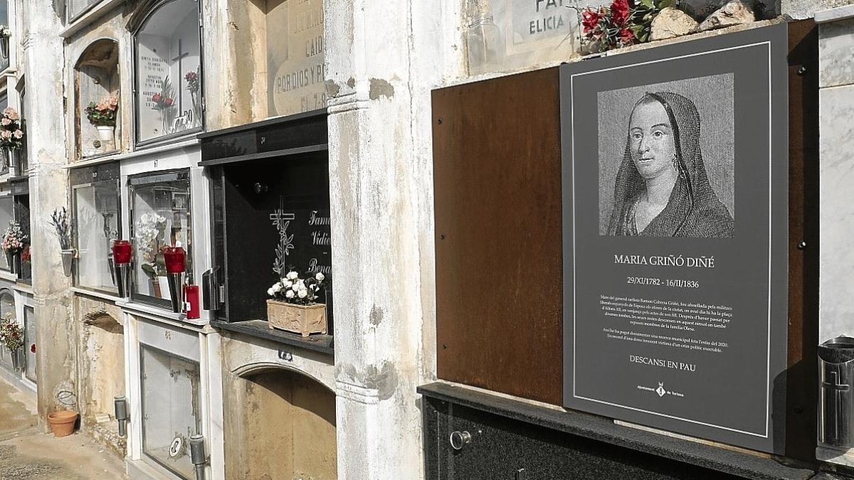 La làpida en record a Maria Griñó que ha instal·lat l’Ajuntament de Tortosa al seu nínxol.