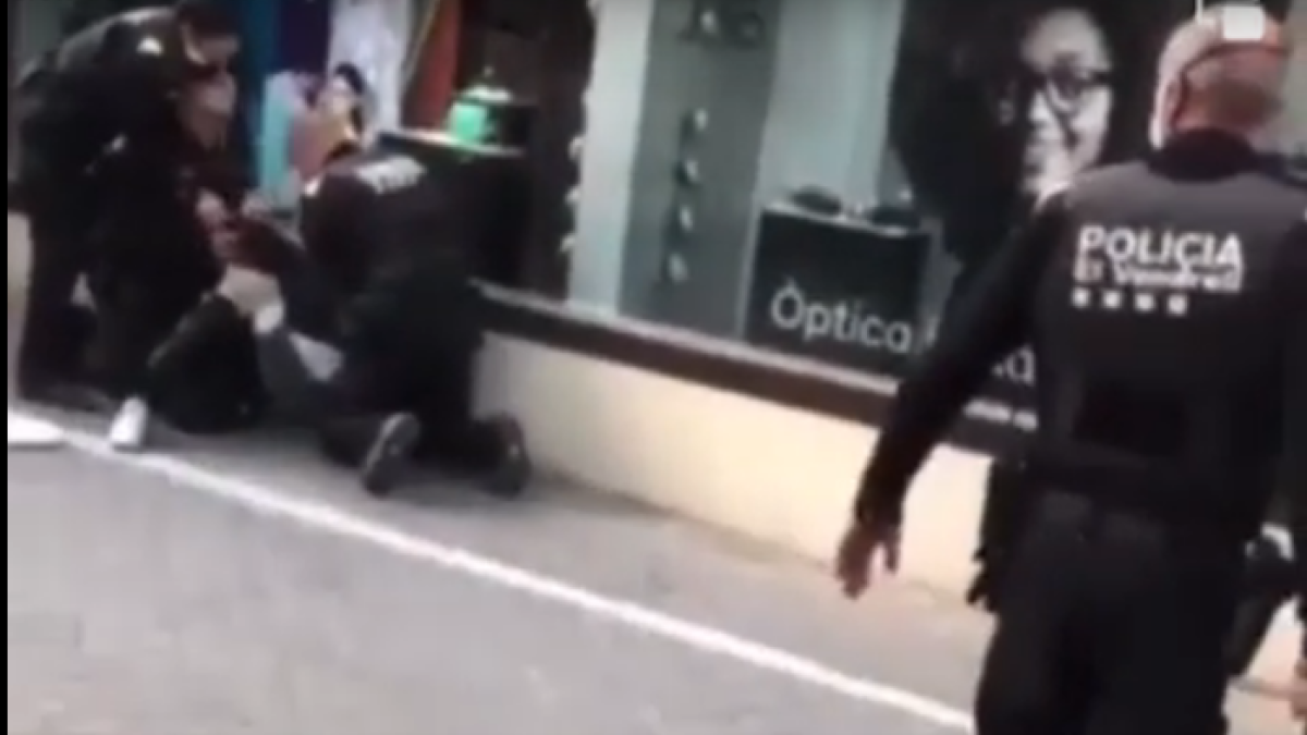 Un momento de la detención de uno de los jóvenes.