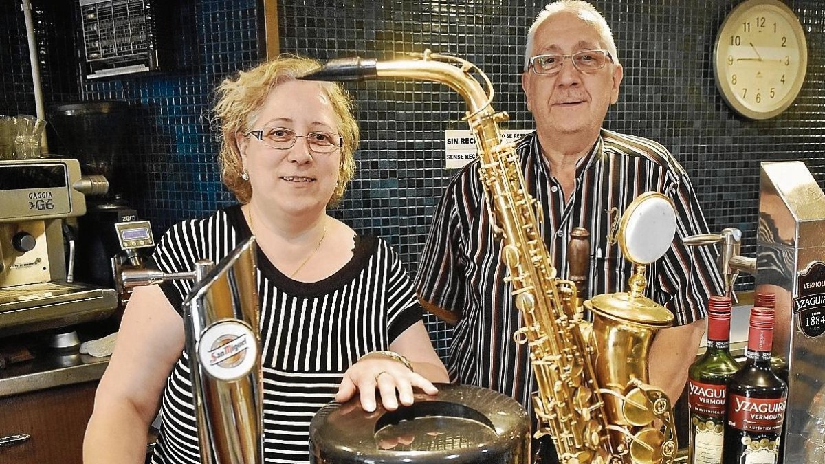 María del Pilar y Emiliano, en el Bar Diporto de la plaza de la Llibertat.