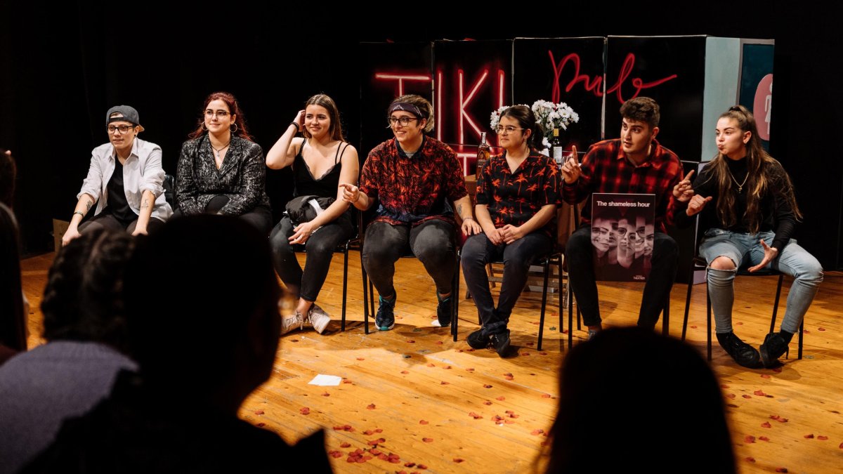 Los siete integrantes de Theatron, una compañía de teatro amateur juvenil.