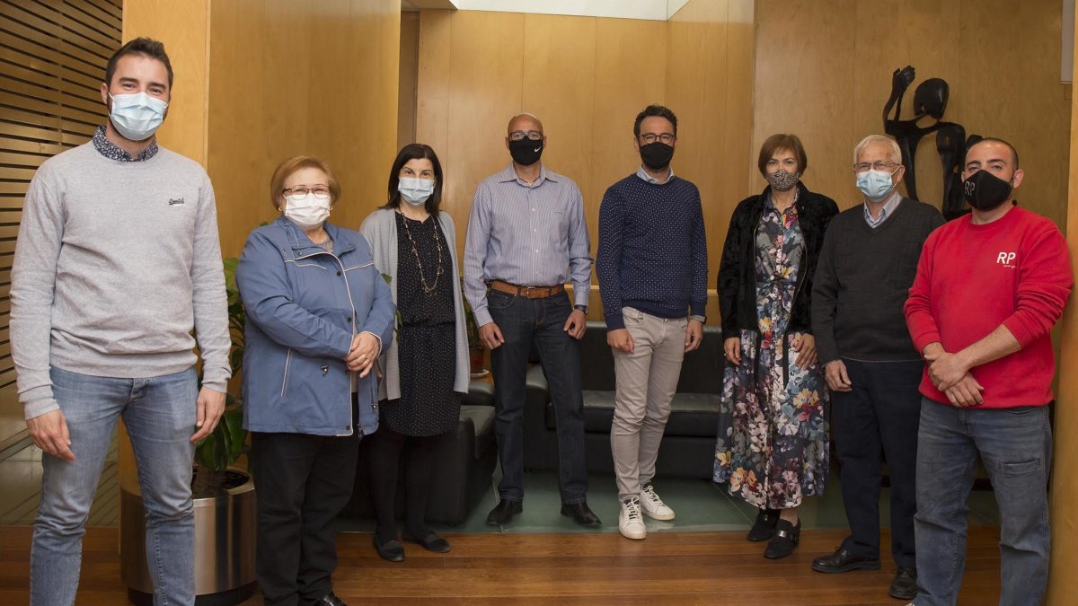 El presidente Javier Domingo (en el centro con camisa) esun marchante de marroquinería.