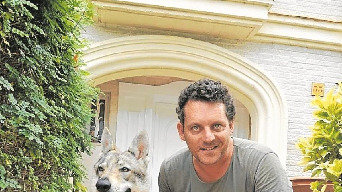 El etólogo Jordi Costa con la loba Freya.