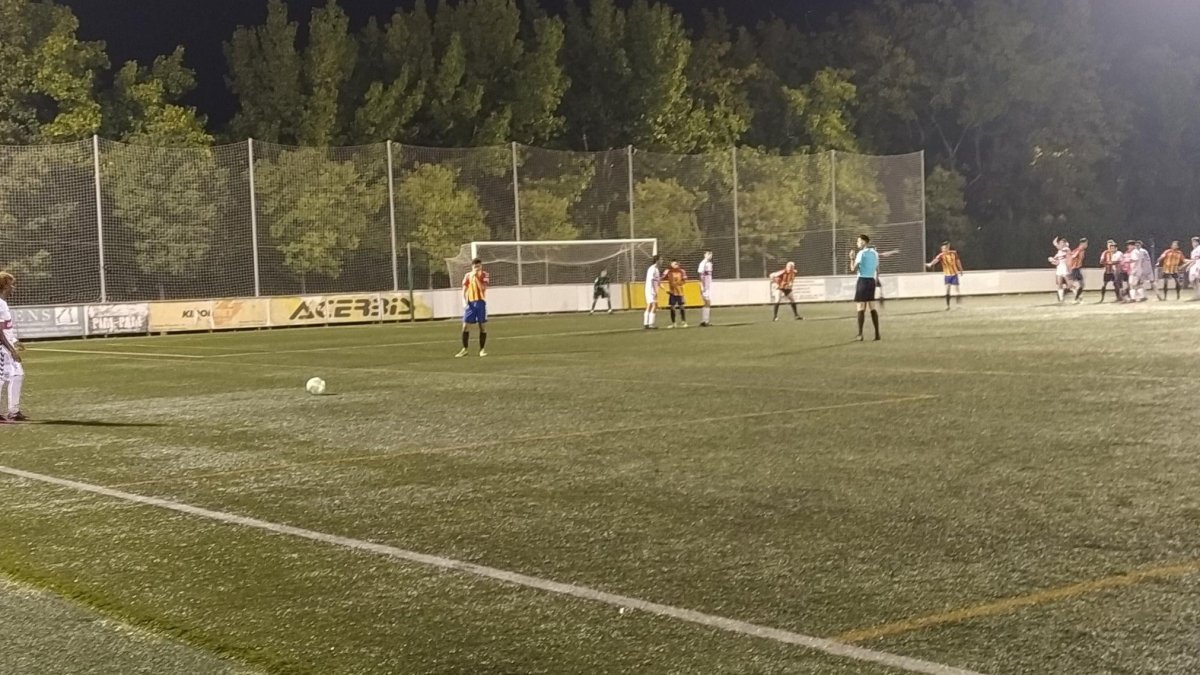 Imagen del encuentro de este miércoles entre el primer equipo del Vilafranca y el Nàstic juvenil.